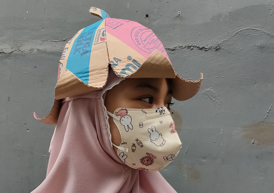 topi tangkai bunga dari kardus